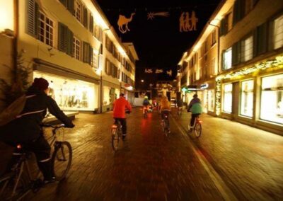 Velofahrerinnen und Velofahrer in der Altstadt von Frauenfeld, Thurgau (Bild B. Stricker, Dezember 2019)